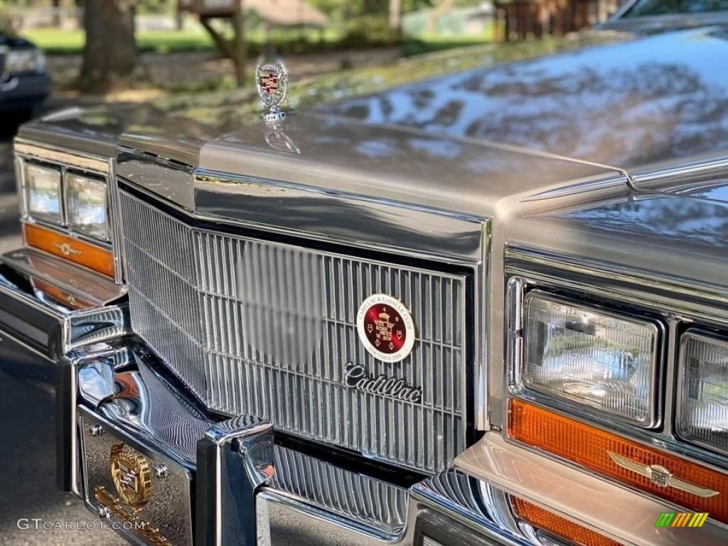 1986 Cadillac Fleetwood Brougham D'Elegance Marks and Logos Photo #142978745