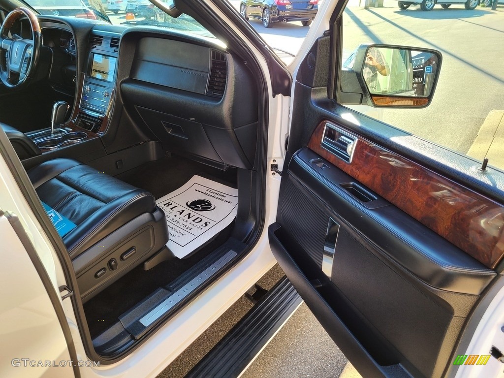 2017 Navigator L Select - White Platinum / Ebony photo #57
