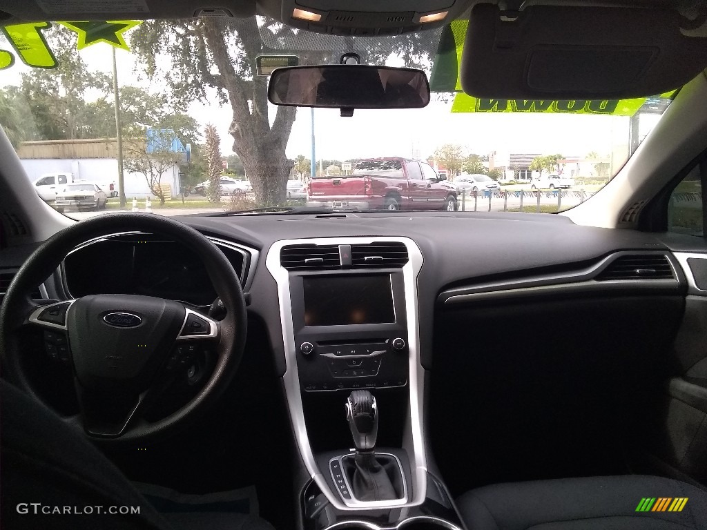 2015 Fusion SE - Ingot Silver Metallic / Charcoal Black photo #13