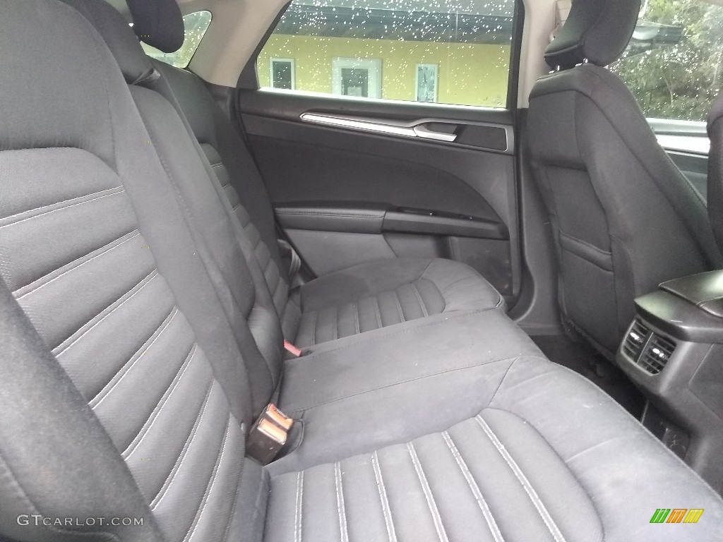 2015 Fusion SE - Ingot Silver Metallic / Charcoal Black photo #20