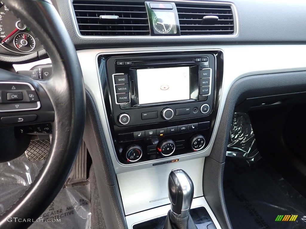 2013 Volkswagen Passat V6 SE Controls Photos