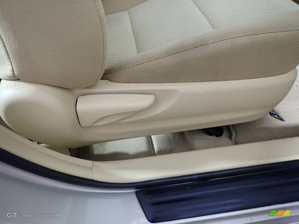 2015 Camry LE - Creme Brulee Mica / Almond photo #40
