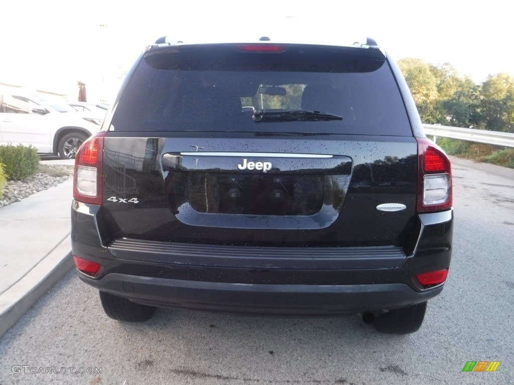 2016 Compass Latitude 4x4 - Black / Light Pebble Beige/Dark Slate Gray photo #15