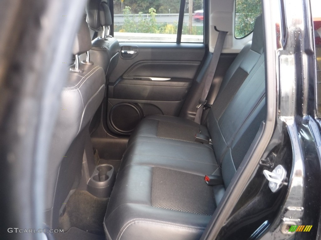 2016 Compass Latitude 4x4 - Black / Light Pebble Beige/Dark Slate Gray photo #25
