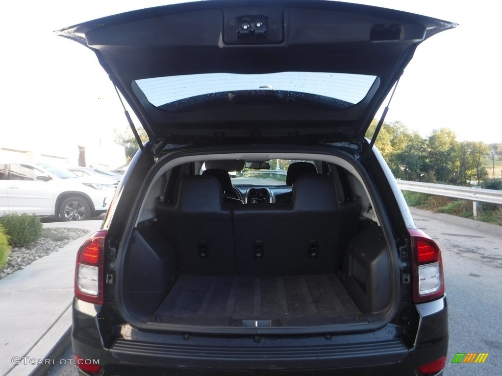 2016 Compass Latitude 4x4 - Black / Light Pebble Beige/Dark Slate Gray photo #26