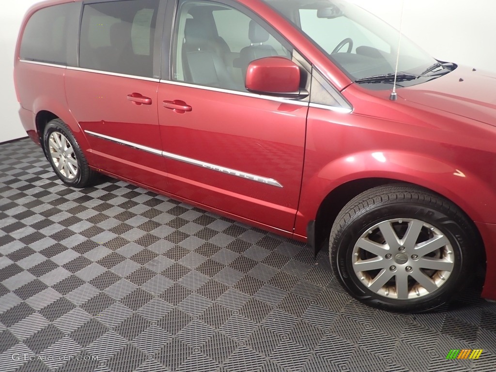 2013 Town & Country Touring - Deep Cherry Red Crystal Pearl / Black/Light Graystone photo #5