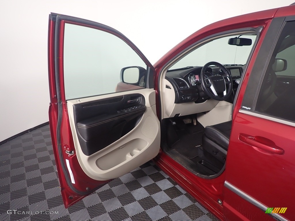 2013 Town & Country Touring - Deep Cherry Red Crystal Pearl / Black/Light Graystone photo #16