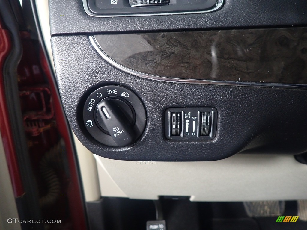 2013 Town & Country Touring - Deep Cherry Red Crystal Pearl / Black/Light Graystone photo #27