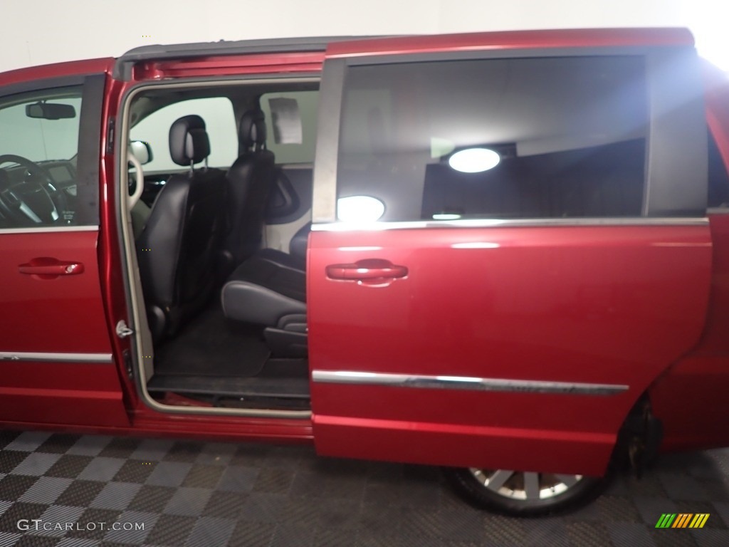2013 Town & Country Touring - Deep Cherry Red Crystal Pearl / Black/Light Graystone photo #29