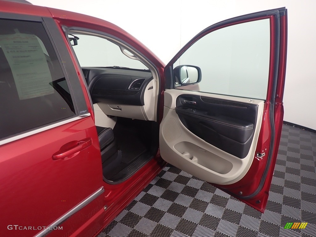 2013 Town & Country Touring - Deep Cherry Red Crystal Pearl / Black/Light Graystone photo #33