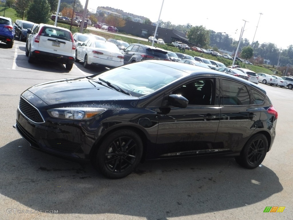 2018 Focus SE Hatch - Shadow Black / Charcoal Black photo #5