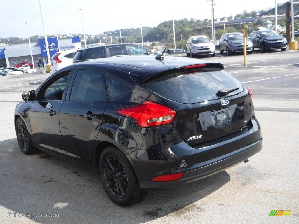 2018 Focus SE Hatch - Shadow Black / Charcoal Black photo #7