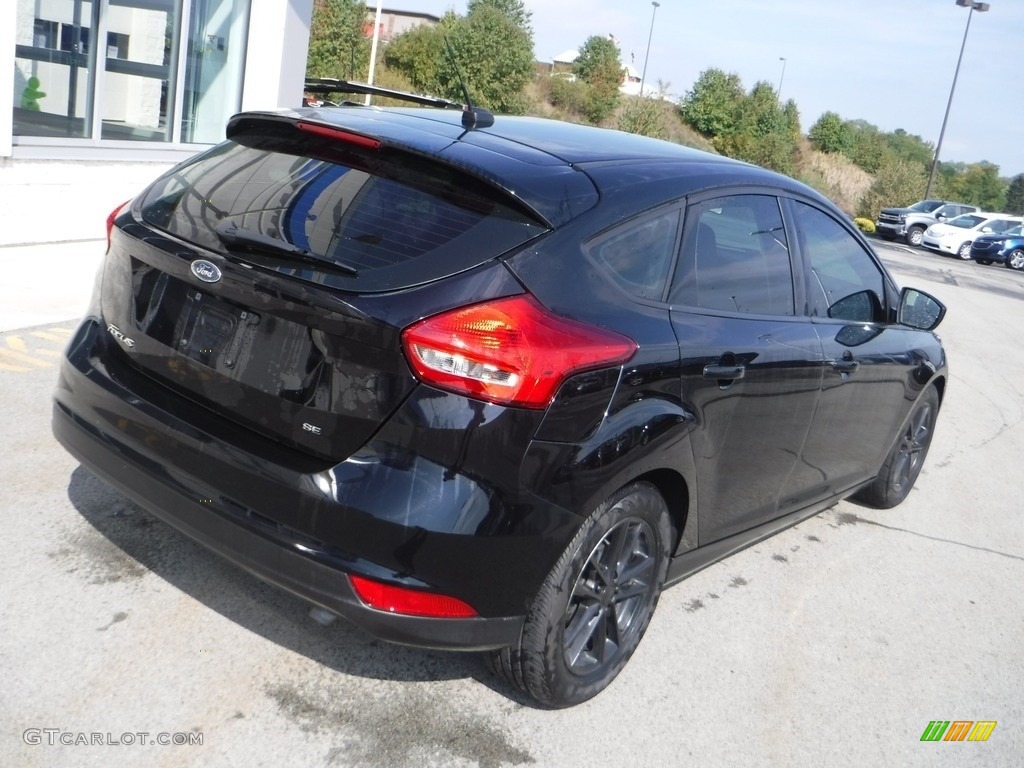 2018 Focus SE Hatch - Shadow Black / Charcoal Black photo #8