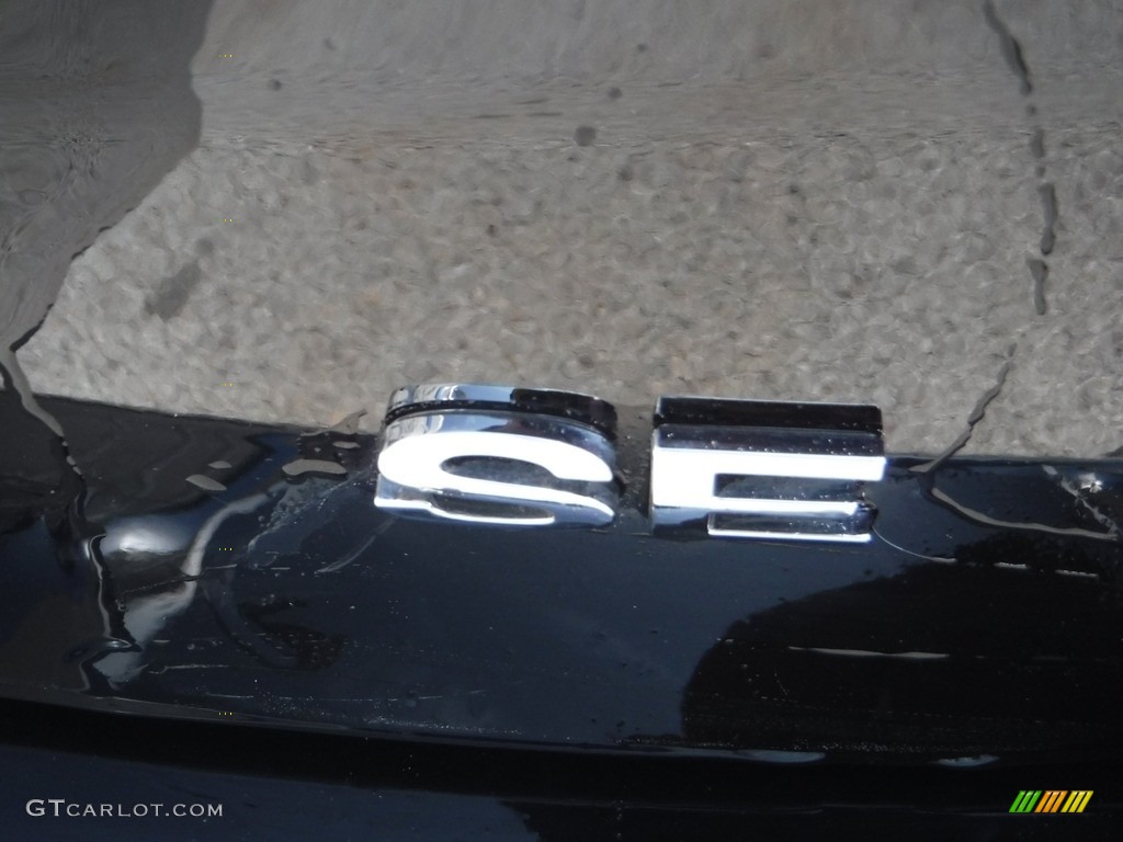 2018 Focus SE Hatch - Shadow Black / Charcoal Black photo #9