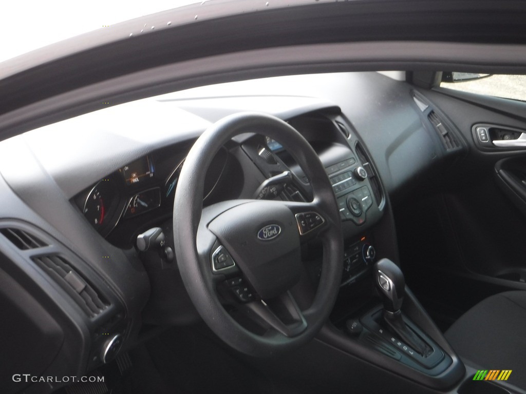 2018 Focus SE Hatch - Shadow Black / Charcoal Black photo #10