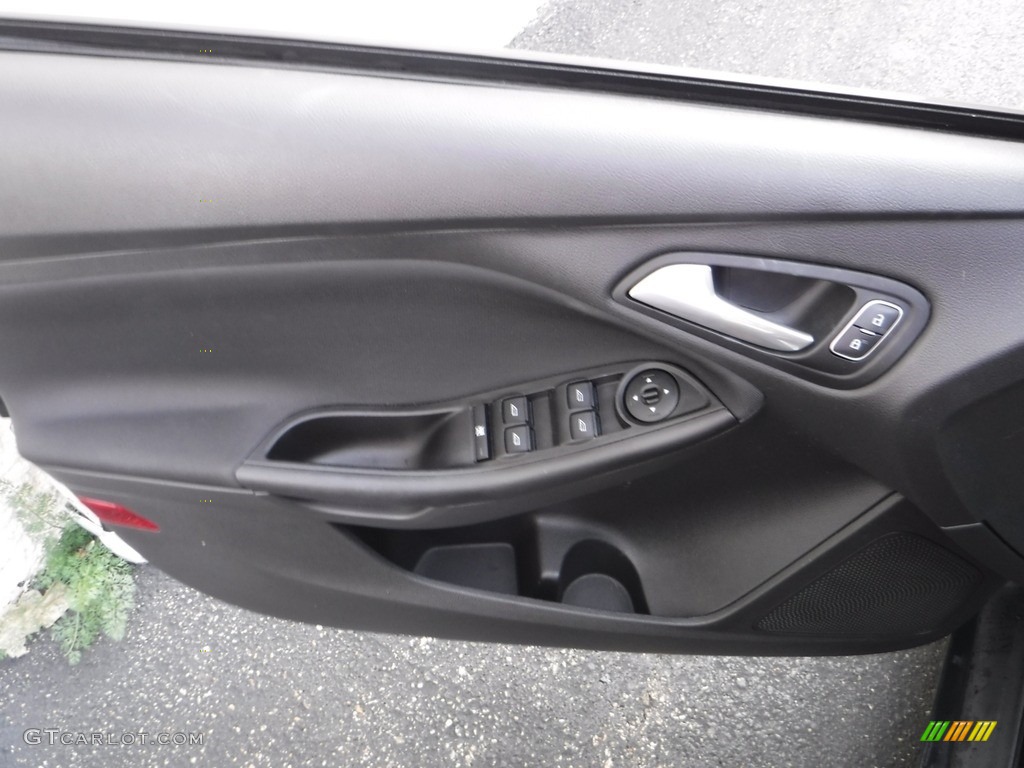 2018 Focus SE Hatch - Shadow Black / Charcoal Black photo #13