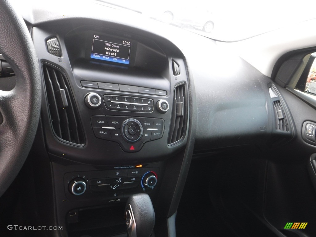 2018 Focus SE Hatch - Shadow Black / Charcoal Black photo #17