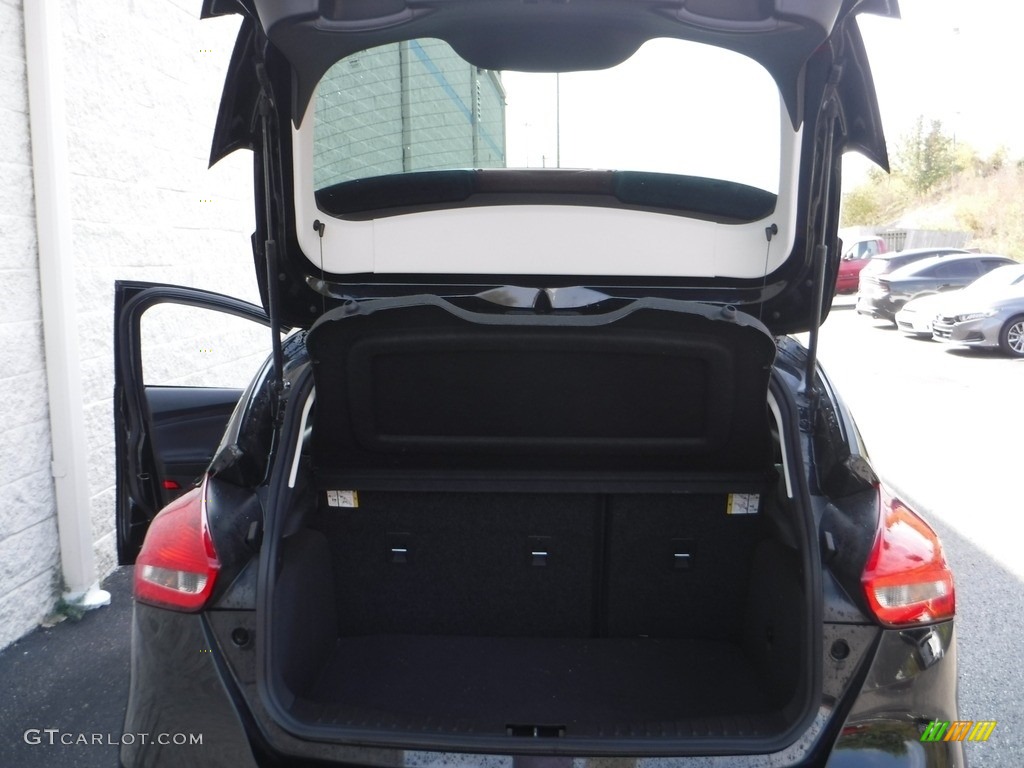 2018 Focus SE Hatch - Shadow Black / Charcoal Black photo #24