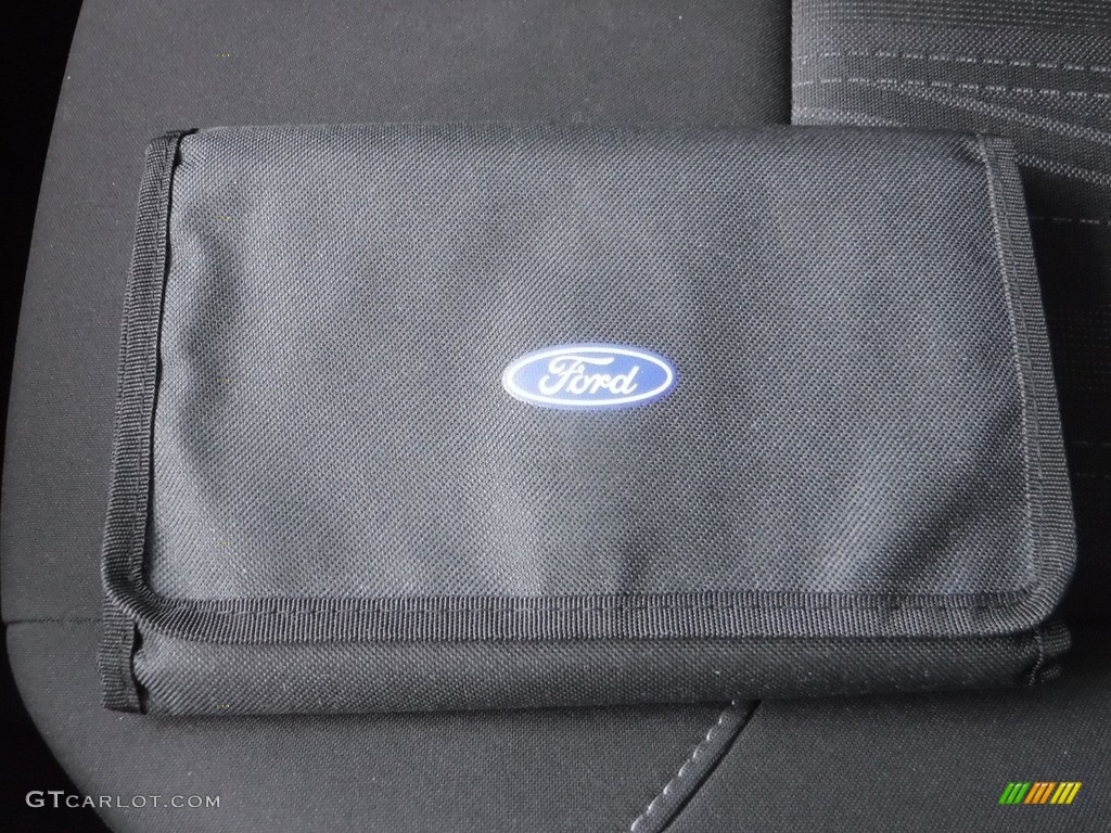2018 Focus SE Hatch - Shadow Black / Charcoal Black photo #25