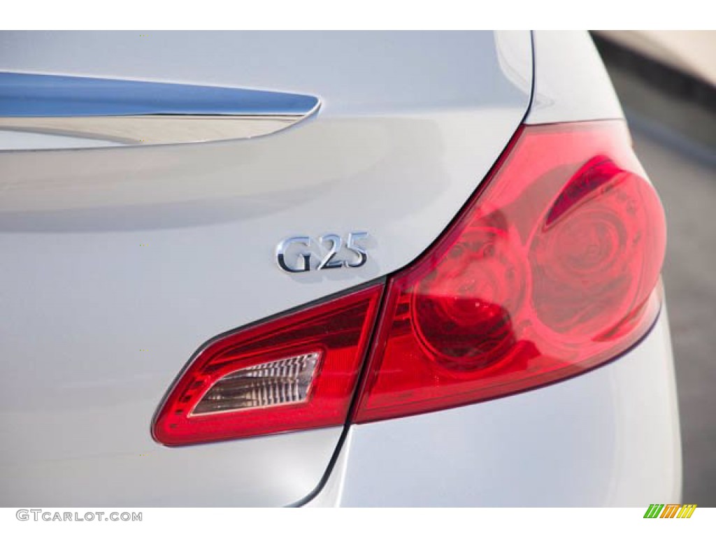 2011 G 25 Journey Sedan - Liquid Platinum / Graphite photo #11