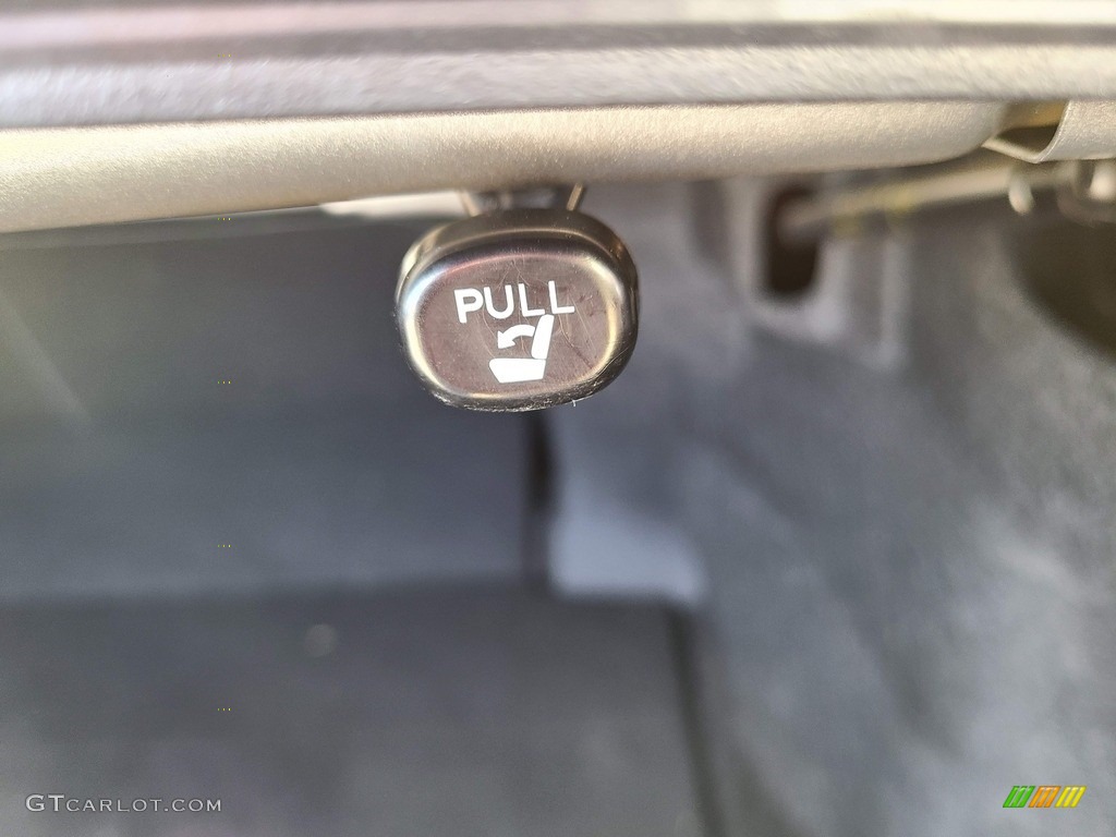 2019 Camry SE - Celestial Silver Metallic / Black photo #29