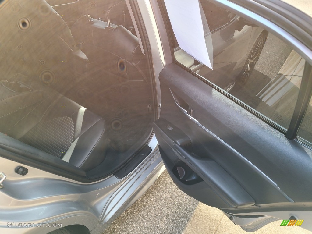 2019 Camry SE - Celestial Silver Metallic / Black photo #32