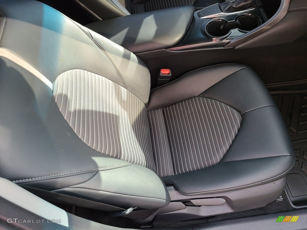 2019 Camry SE - Celestial Silver Metallic / Black photo #36