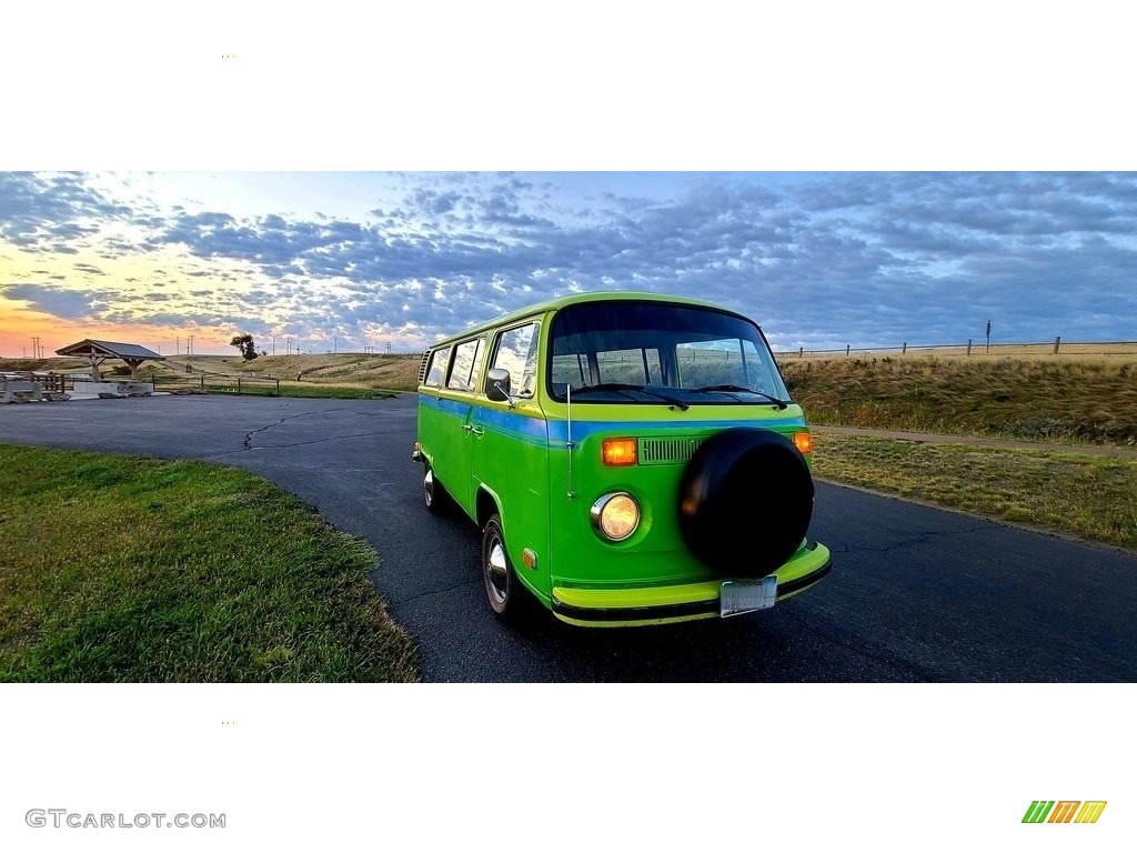 Green 1973 Volkswagen Bus T2 Station Wagon Exterior Photo #143108692