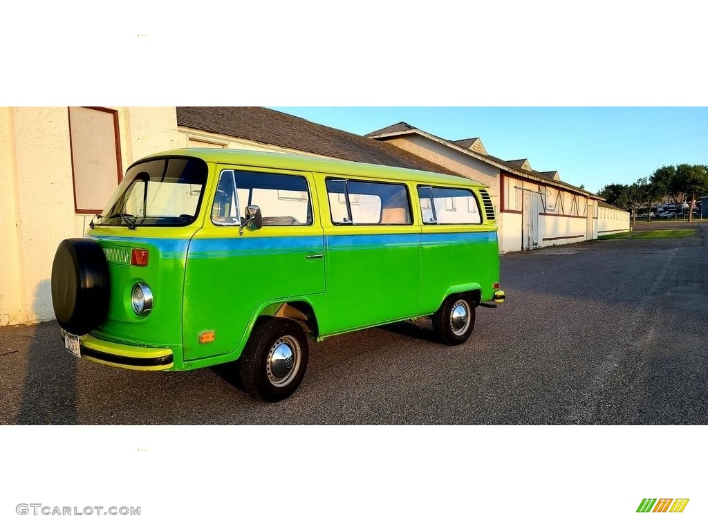 Green 1973 Volkswagen Bus T2 Station Wagon Exterior Photo #143108701