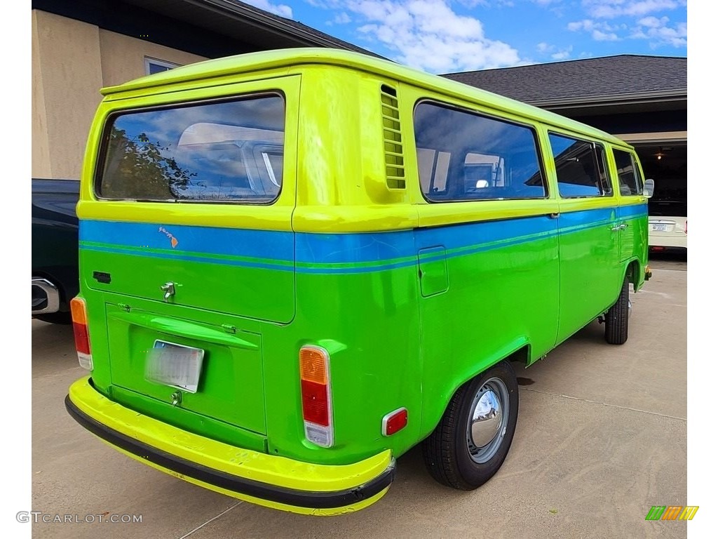 Green 1973 Volkswagen Bus T2 Station Wagon Exterior Photo #143108719