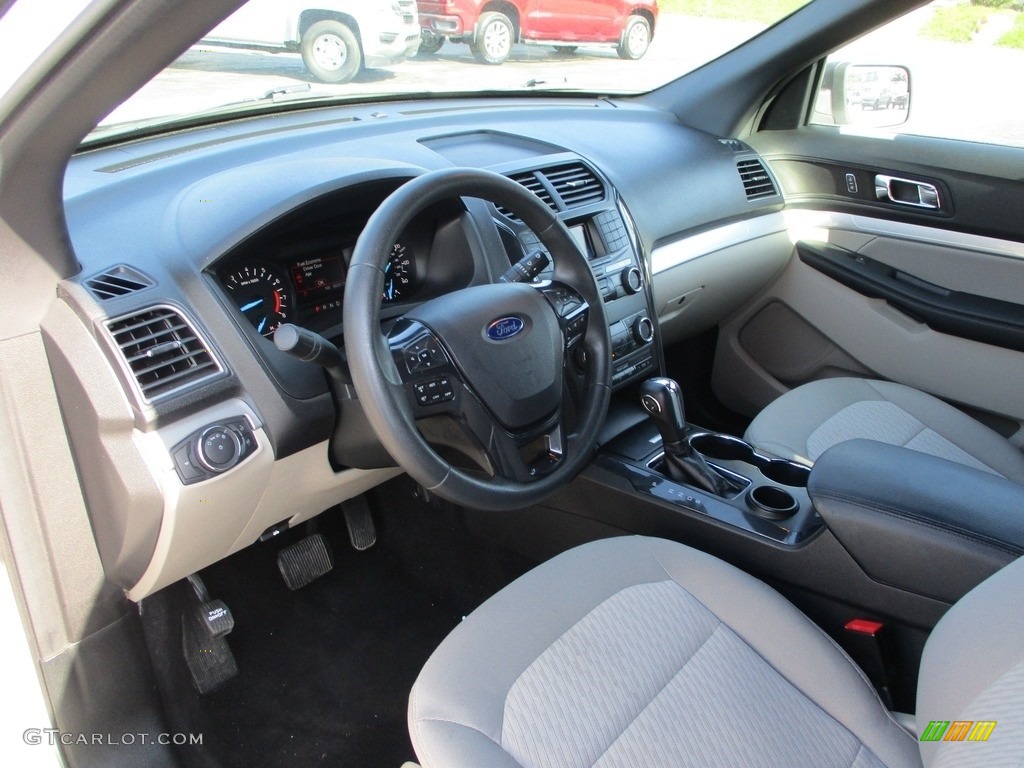 2018 Explorer FWD - Oxford White / Medium Stone photo #6