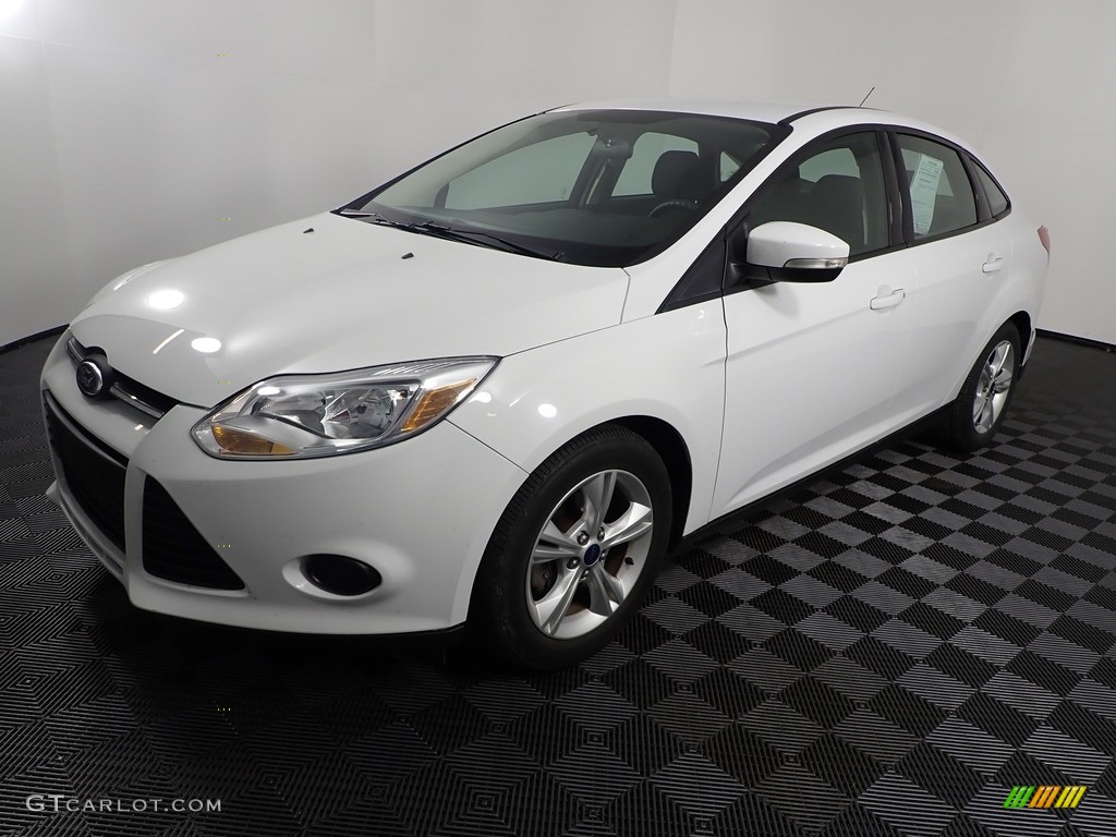 2014 Focus SE Sedan - Oxford White / Charcoal Black photo #5