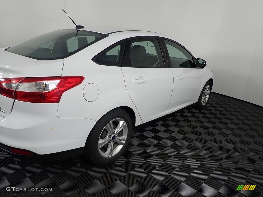 2014 Focus SE Sedan - Oxford White / Charcoal Black photo #13