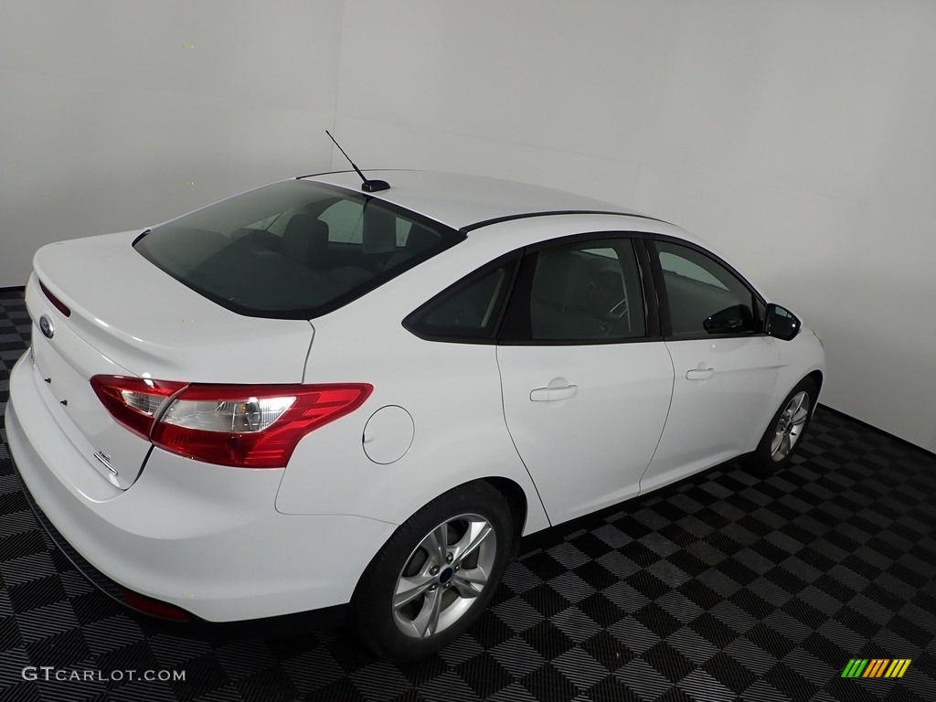 2014 Focus SE Sedan - Oxford White / Charcoal Black photo #14