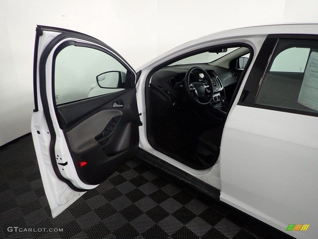 2014 Focus SE Sedan - Oxford White / Charcoal Black photo #15