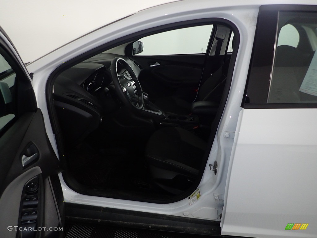2014 Focus SE Sedan - Oxford White / Charcoal Black photo #16