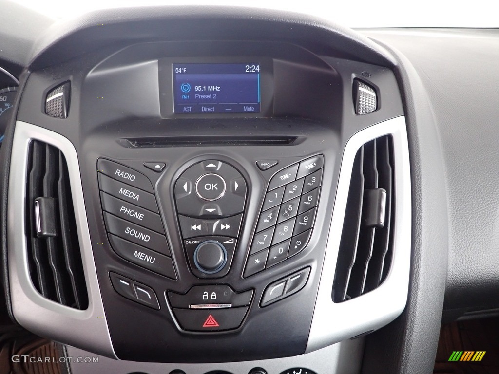 2014 Focus SE Sedan - Oxford White / Charcoal Black photo #22