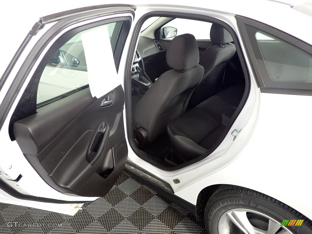 2014 Focus SE Sedan - Oxford White / Charcoal Black photo #27