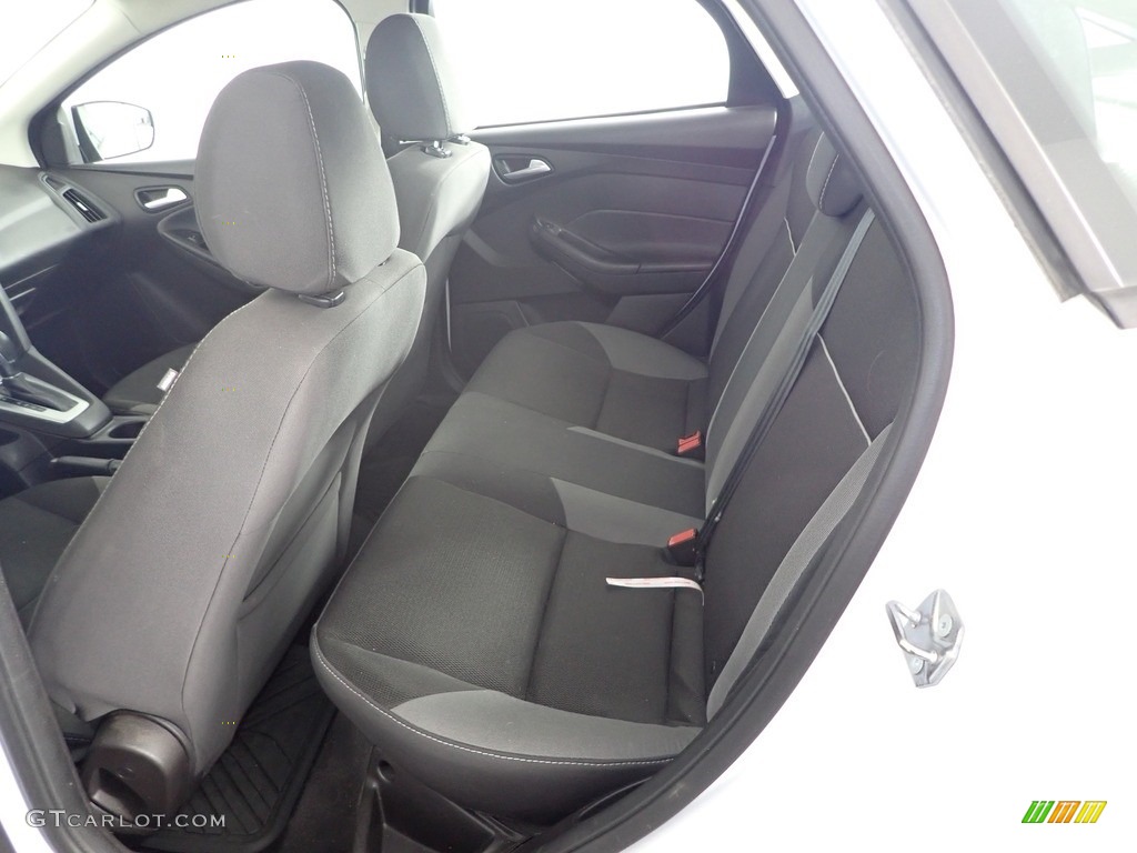 2014 Focus SE Sedan - Oxford White / Charcoal Black photo #28
