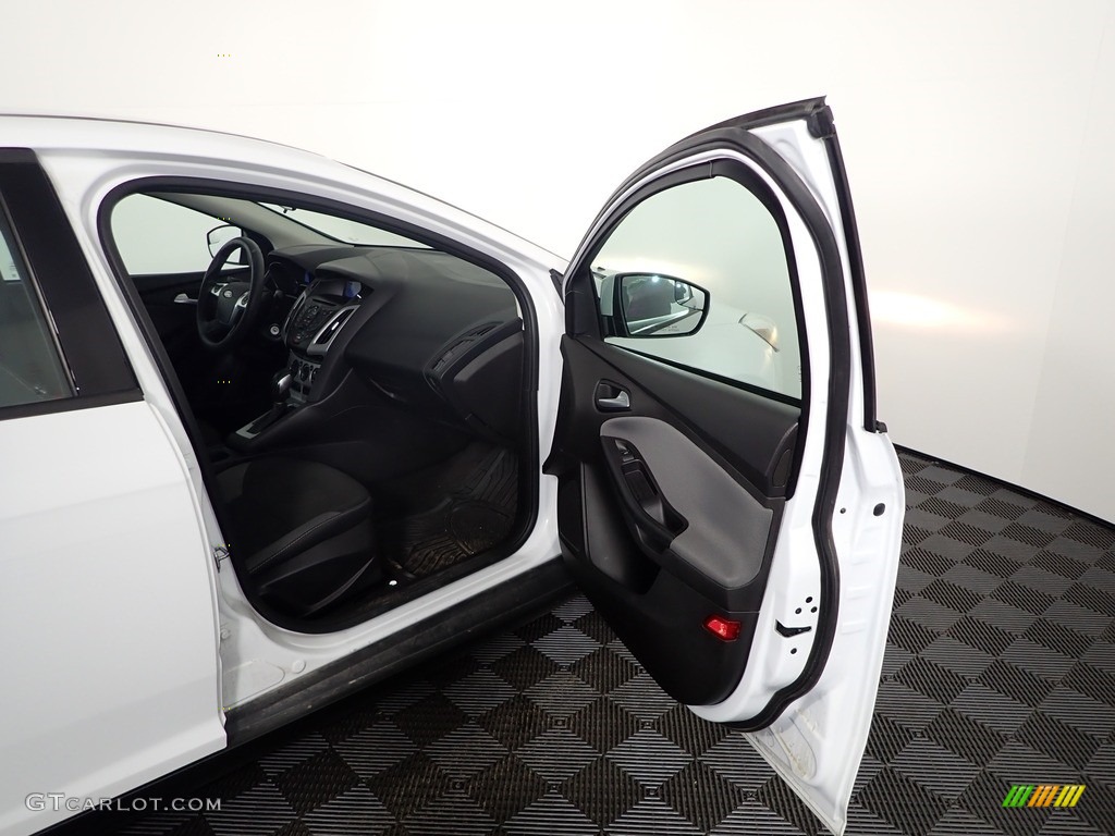 2014 Focus SE Sedan - Oxford White / Charcoal Black photo #30