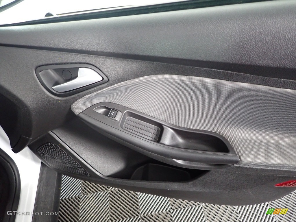 2014 Focus SE Sedan - Oxford White / Charcoal Black photo #31