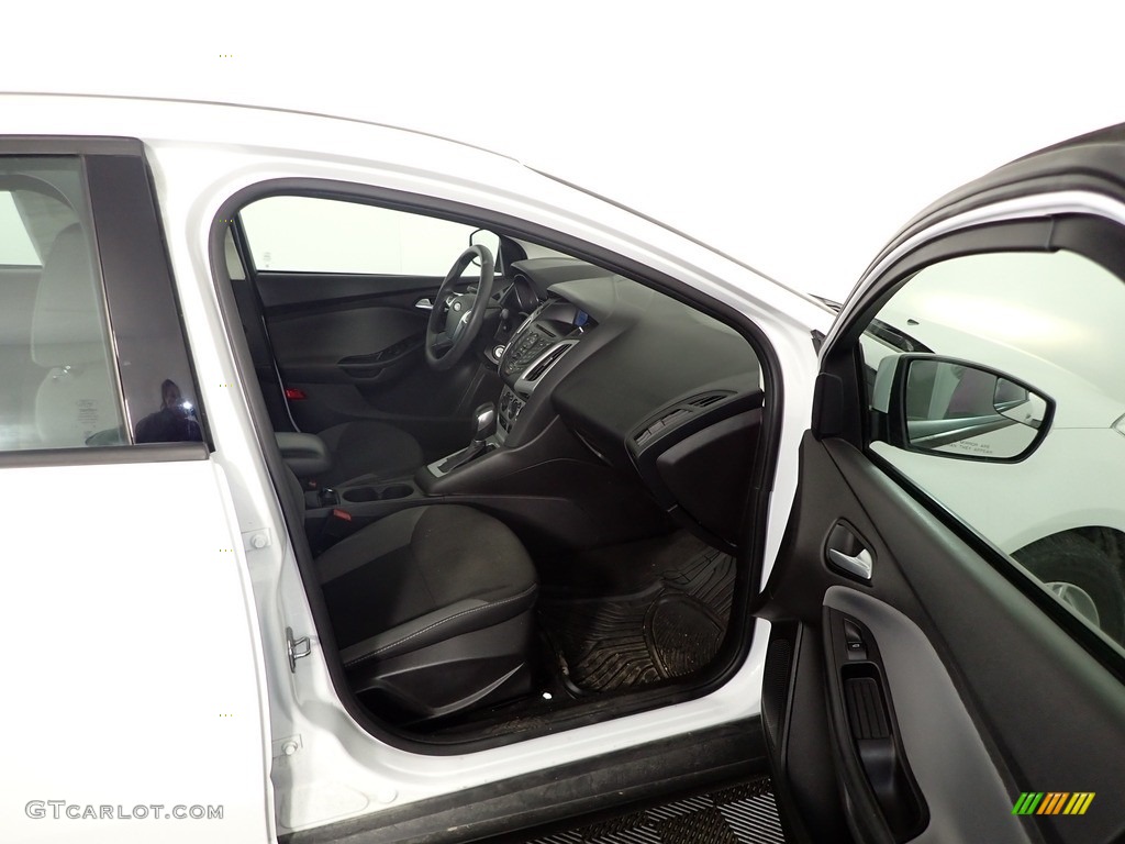 2014 Focus SE Sedan - Oxford White / Charcoal Black photo #33