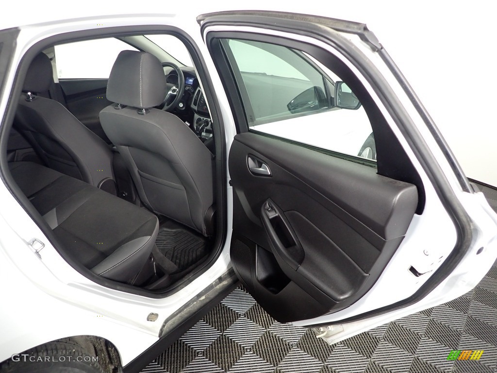 2014 Focus SE Sedan - Oxford White / Charcoal Black photo #34