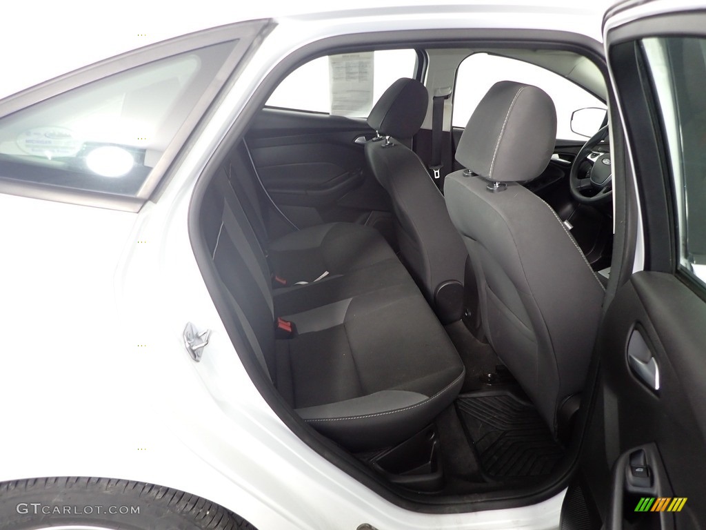 2014 Focus SE Sedan - Oxford White / Charcoal Black photo #35