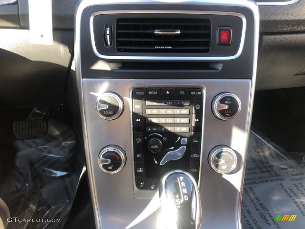 2018 S60 T5 AWD - Ice White / Beechwood/Off Black photo #14