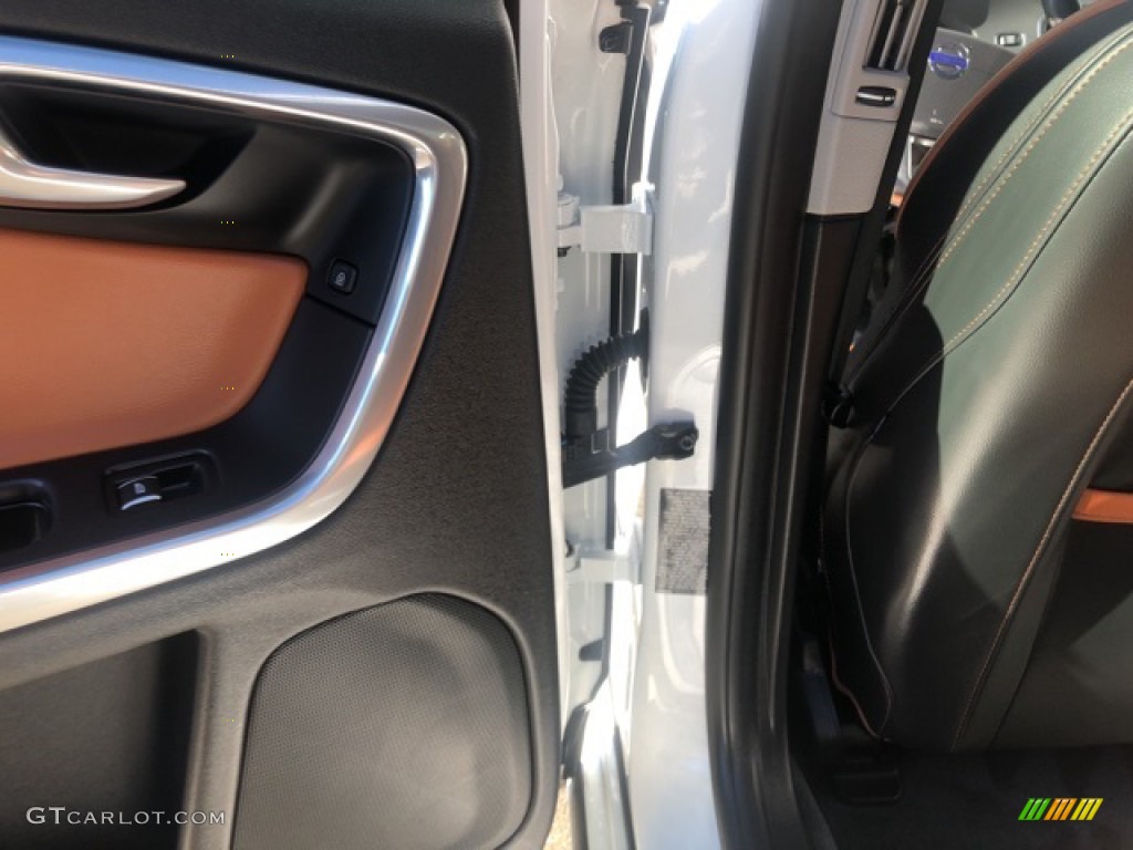 2018 S60 T5 AWD - Ice White / Beechwood/Off Black photo #21