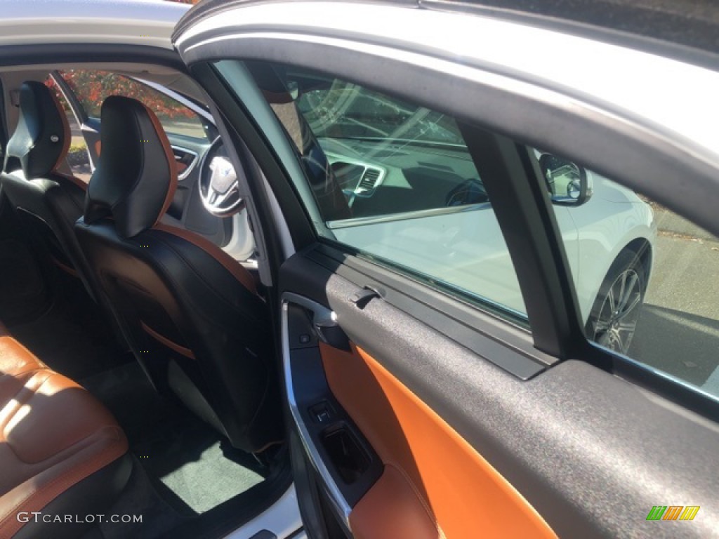 2018 S60 T5 AWD - Ice White / Beechwood/Off Black photo #30