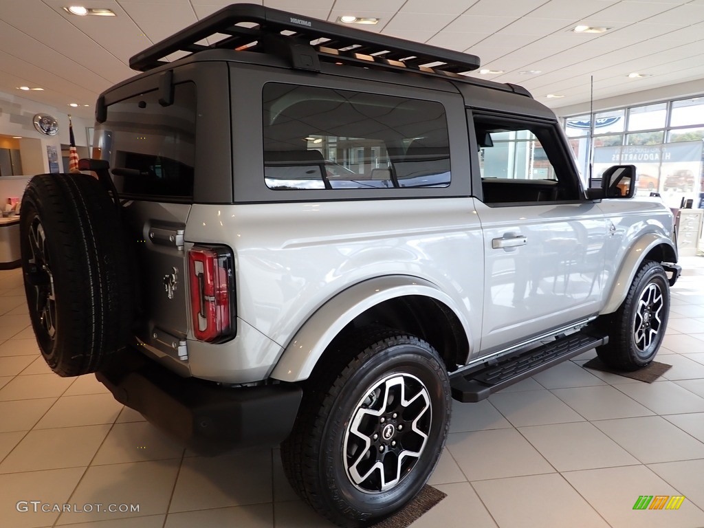 2021 Bronco Outer Banks 4x4 2-Door - Iconic Silver / Space Gray/Navy Pier photo #2