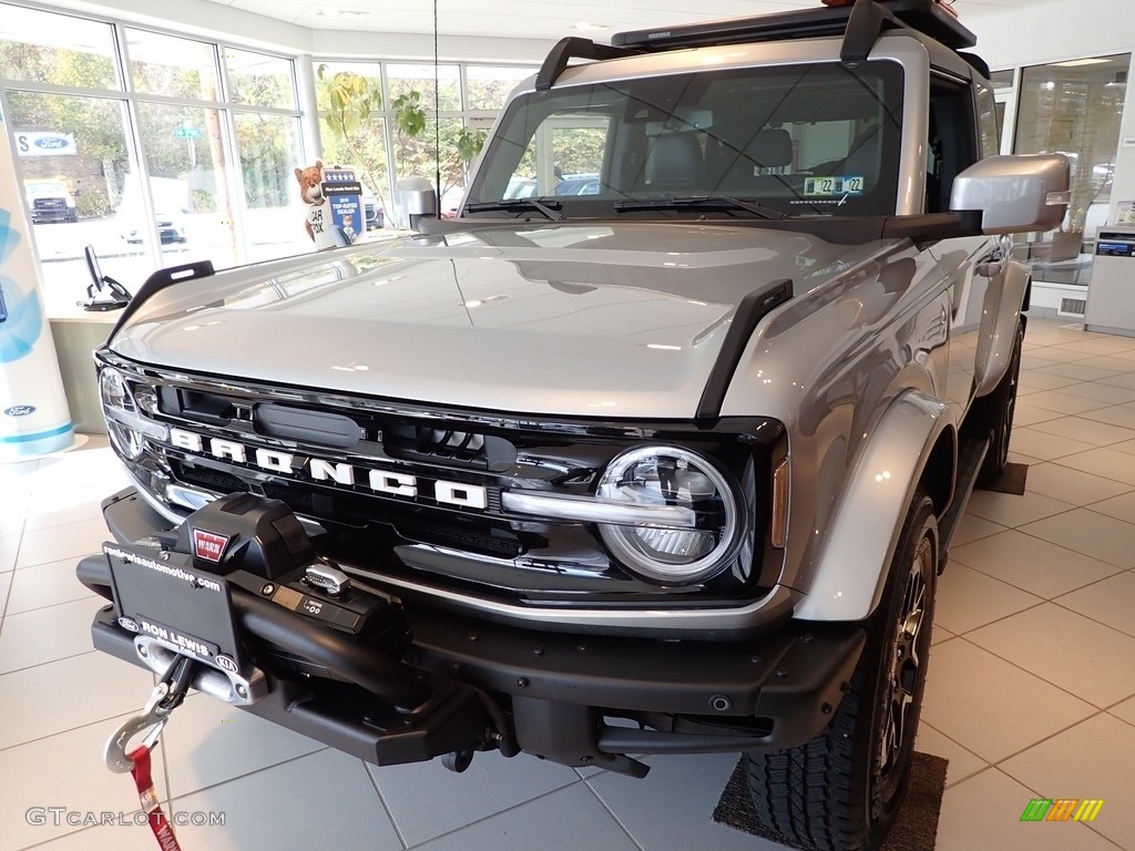 2021 Bronco Outer Banks 4x4 2-Door - Iconic Silver / Space Gray/Navy Pier photo #6