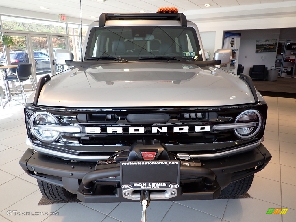 2021 Bronco Outer Banks 4x4 2-Door - Iconic Silver / Space Gray/Navy Pier photo #7